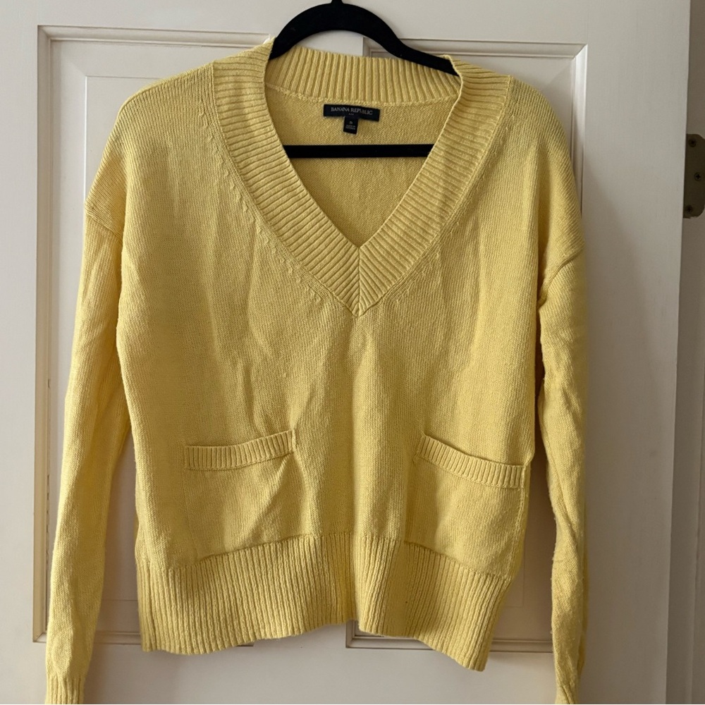 Banana Republic Yellow V-Neck Sweater. Small